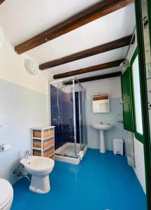 A bathroom at Villa Pomelia, Villa nel corso di Santa Marina Salina a 50 mt dal mare