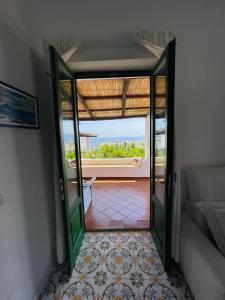A balcony or terrace at Villa Pomelia, Villa nel corso di Santa Marina Salina a 50 mt dal mare