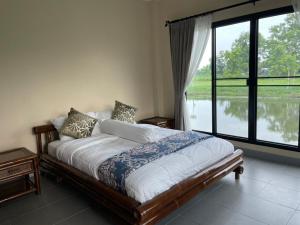Postel nebo postele na pokoji v ubytování Pool Villa Lake Front Chiang Mai ,Saraphi 4 bed 4 bath private