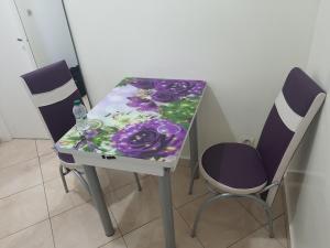 a purple and white table with two chairs at Studio au bord de la corniche in Rabat