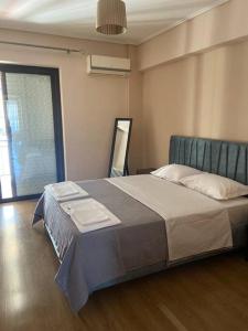 um quarto com uma cama grande e uma janela em Luxury apartment in Nafpaktos em Lepanto