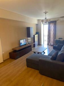 uma sala de estar com um sofá e uma televisão em Luxury apartment in Nafpaktos em Lepanto