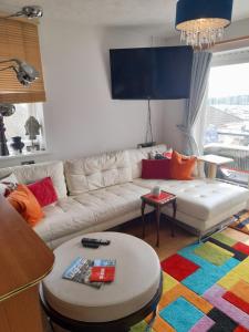 Zona d'estar a Marina Flat Homestay Guest Has Own Double Room Sharing Flat with Host Beautiful Flat Balcony View Off-Street Parking and Wifi