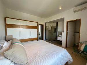 Un pat sau paturi într-o cameră la Penthouse Marina - 3 ensuite bedrooms