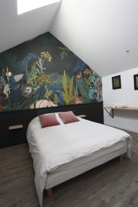 - une chambre avec un grand lit orné d'une peinture murale dans l'établissement Maison la Cassine - Centre Doué la Fontaine - Proche Zoo, à Doué-la-Fontaine