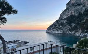 balcone con vista sull'oceano. di La Cuchina a Capri
