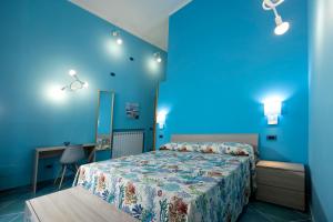 um quarto azul com uma cama e uma parede azul em Casina Lambis em Pozzuoli