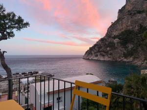 - Balcón con vistas al océano en La Cuchina, en Capri