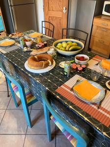 une table avec un tissu de table et de la nourriture dans l'établissement Les maisons de Gaïa Chambre d'hôte, à Tuchan