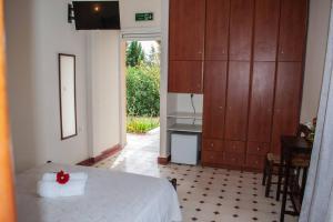a room with a bed and a kitchen at Phyllida Guest House - A2 in Zakharo