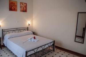 um quarto com uma cama com toalhas em Phyllida Guest House - A2 em Zakharo