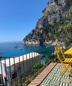 balcón con vistas al océano y a la playa en La Cuchina, en Capri