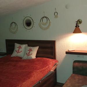 1 dormitorio con 1 cama con sábanas y almohadas rojas en GorkyHouseUrla en Ildır