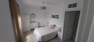 Zdjęcie z galerii obiektu Habitación con terraza y baño privado en Centro de Chipiona w mieście Chipiona