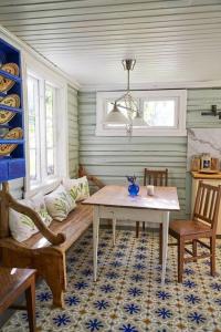 a living room with a table and a couch at Villa Leonore: Sommerhus m/strandlinje på Helgøya in Ringsaker