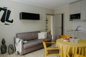 - un salon avec un canapé et une table dans l'établissement Casa dos Limos - Apartments, à Foz do Arelho
