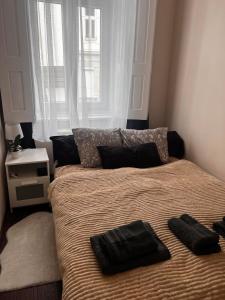 łóżko z dwoma poduszkami w sypialni w obiekcie VM56 w Budapeszcie