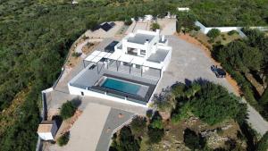 una vista aérea de una casa con piscina en villagoldra rentals - Luxury and Family Villa, en Goldra de Baixo