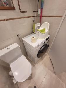 Un baño con un inodoro blanco y un lavabo. en VM56, en Budapest
