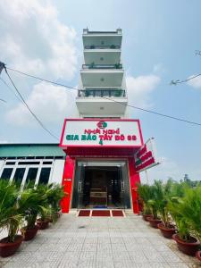 un edificio con una señal que lee ak bar mi do en Nhà nghỉ gia bảo tây đô 68 cần thơ, en Ấp Bình Thương