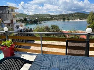 balcón con mesa y vistas al agua en Ion Sea View, en Ksamil
