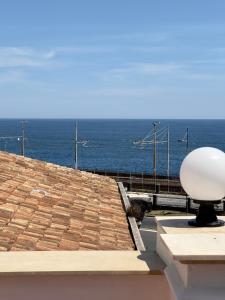 widok na ocean z dachu budynku w obiekcie Terrazza famà w Katanii