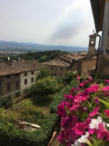 a view of a town with flowers on a balcony at Casa Belvedere in Citerna