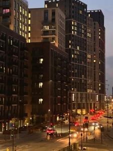 uma rua da cidade com edifícios e tráfego à noite em Lovely Stay near Central London em Londres