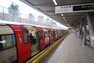 un tren subterráneo se detiene en una estación de tren en Lovely Stay near Central London en Londres