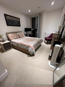 1 dormitorio con cama, escritorio y silla en Lovely Stay near Central London en Londres