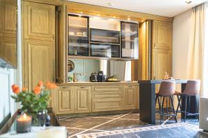 Dapur atau dapur kecil di Marconio Luxury city center apartment with own spa zone