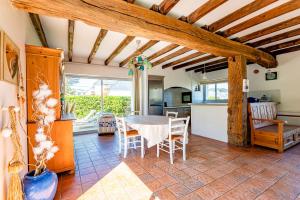 uma cozinha e sala de jantar com mesa e cadeiras em Les Hortensias à 50 m de la plage de Trestraou em Perros-Guirec