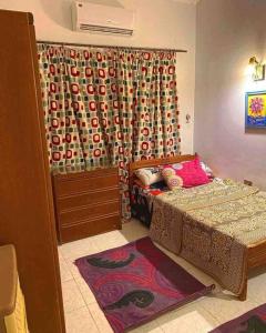 a small bedroom with a bed and a curtain at فيلا مارينا٥ على البحيره ٥ غرف in El Alamein