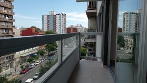 uma varanda com vista para a cidade em Departamentos 2 ambientes en Mar del Plata em Mar del Plata
