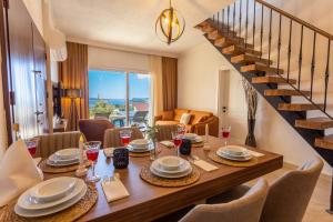 een eetkamer met een tafel en een trap bij Villa Marine Luxury in Kas