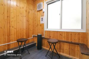 Culture24 في سابورو: غرفة بها كرسيين و نافذة
