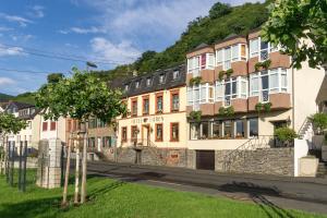 een gebouw aan de straatkant bij Hotel Bären in Bernkastel-Kues