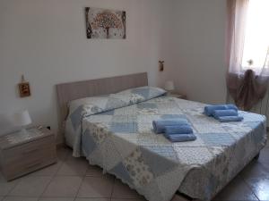 アグローポリにあるCasa Vacanze Relaxのベッドルーム1室(青い枕のベッド1台付)