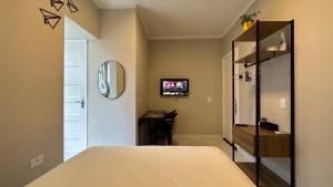 TV a/nebo společenská místnost v ubytování Studio com ar e garagem - Praia das Pitangueiras