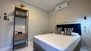 Postel nebo postele na pokoji v ubytování Studio com ar e garagem - Praia das Pitangueiras