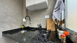 Kuchyň nebo kuchyňský kout v ubytování Studio com ar e garagem - Praia das Pitangueiras + 11 fotografií