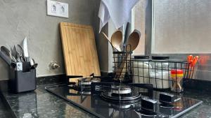 Kuchyň nebo kuchyňský kout v ubytování Studio com ar e garagem - Praia das Pitangueiras