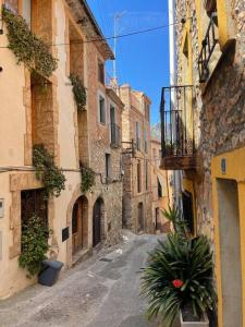 eine Gasse in einer Altstadt mit Gebäuden in der Unterkunft Can Moletes in Pratdip