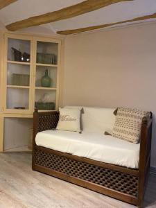 uma cama com duas almofadas num quarto em Can Moletes em Pratdip