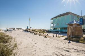 una playa de arena con un edificio azul y un edificio en GulfShores BeachCondo - Pool - FreeParking - SummerTime! - Little Lagoon, en Gulf Shores