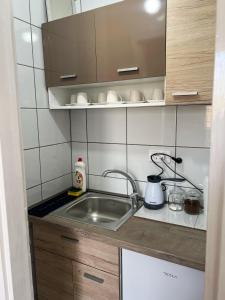 a small kitchen with a sink and a stove at Moj dom in Gornji Milanovac