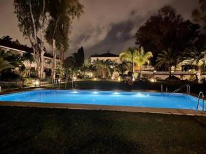 Basen w obiekcie Puerto Banus Apartment near beachfront, big sunny terrace, pool, tennis court, parking & movies projector lub w pobliżu