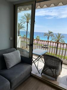 a living room with a couch and a view of the ocean at La Couronne Appartement a Nice in Nice