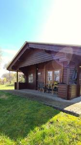 Cabaña de madera con porche y patio en Mobilheim und Blockhaus mit Seeblick, en Sternberg