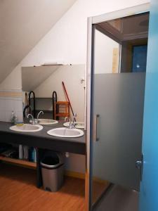 uma casa de banho com 2 lavatórios e um espelho em Guingamp centre : grand appartement lumineux em Guingamp